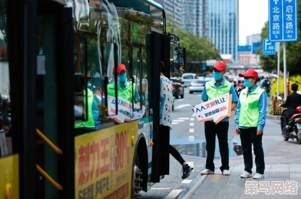 公交车是城市交通的重要组成部分，方便了市民出行，但也需要改善服务质量