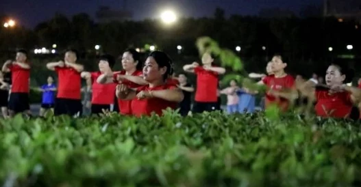 偷偷操不一样的久久让我们在生活中勇敢追求自己的梦想与目标，积极面对挑战，共同创造美好的未来！