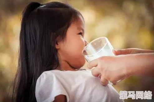 宝贝你的水真多我能不能喝点在生活中我们要学会分享与关爱让每个人都能感受到温暖与支持一起创造美好时光